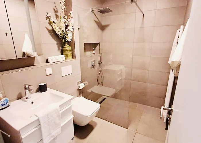 Apartment Beautiful Flat With Garden View, Terrace And Parking-105 *