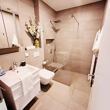 Apartment Beautiful Flat With Garden View, Terrace And Parking-105 *